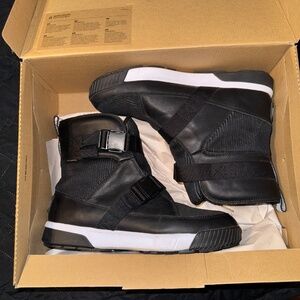 The North Face Women’s Sierra Sport Strap Waterproof Black Boots 10.5